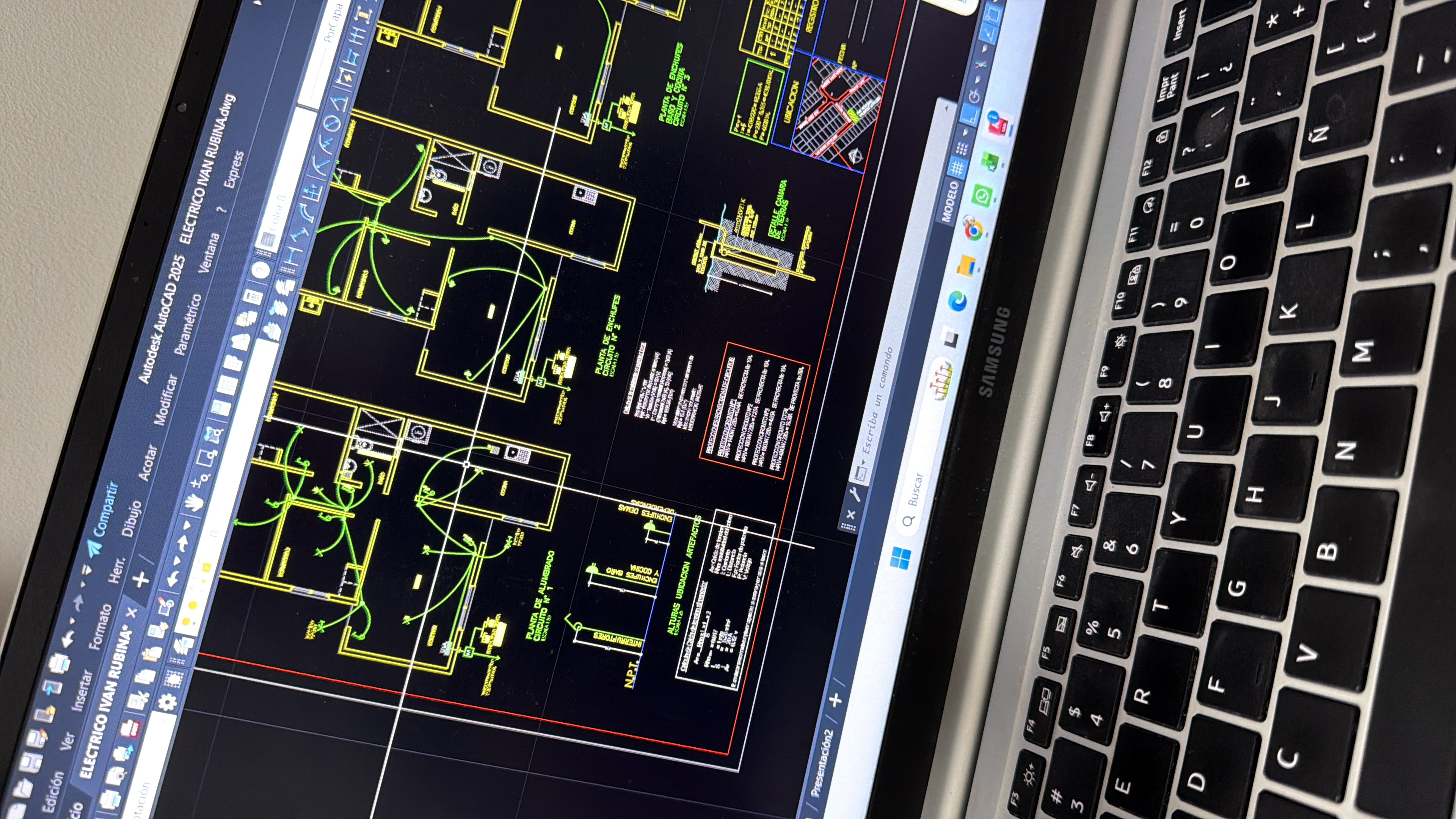 Computador con planos técnicos de vivienda en AutoCAD