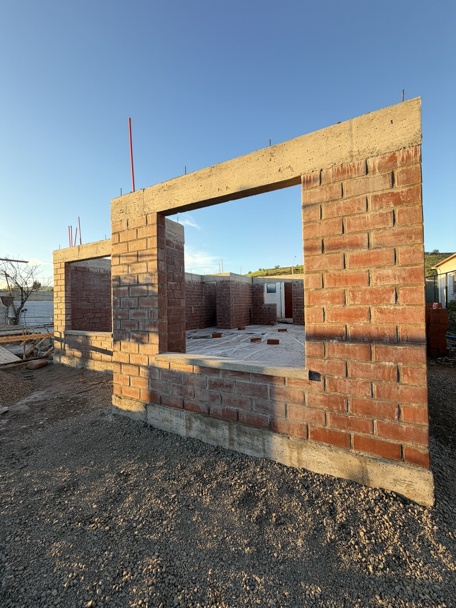 Muros de ladrillo en avance de obra