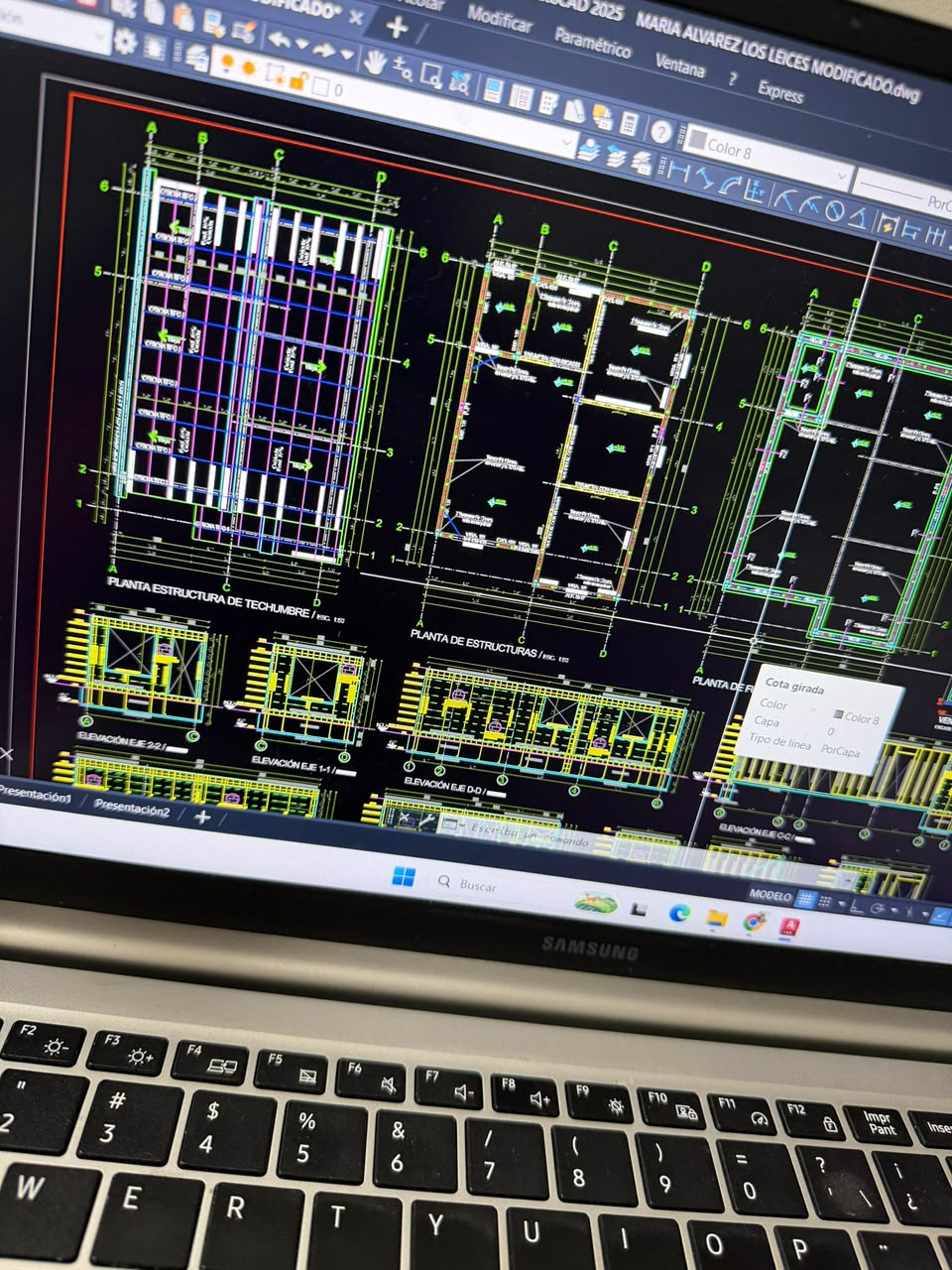 Plano técnico abierto en un computador